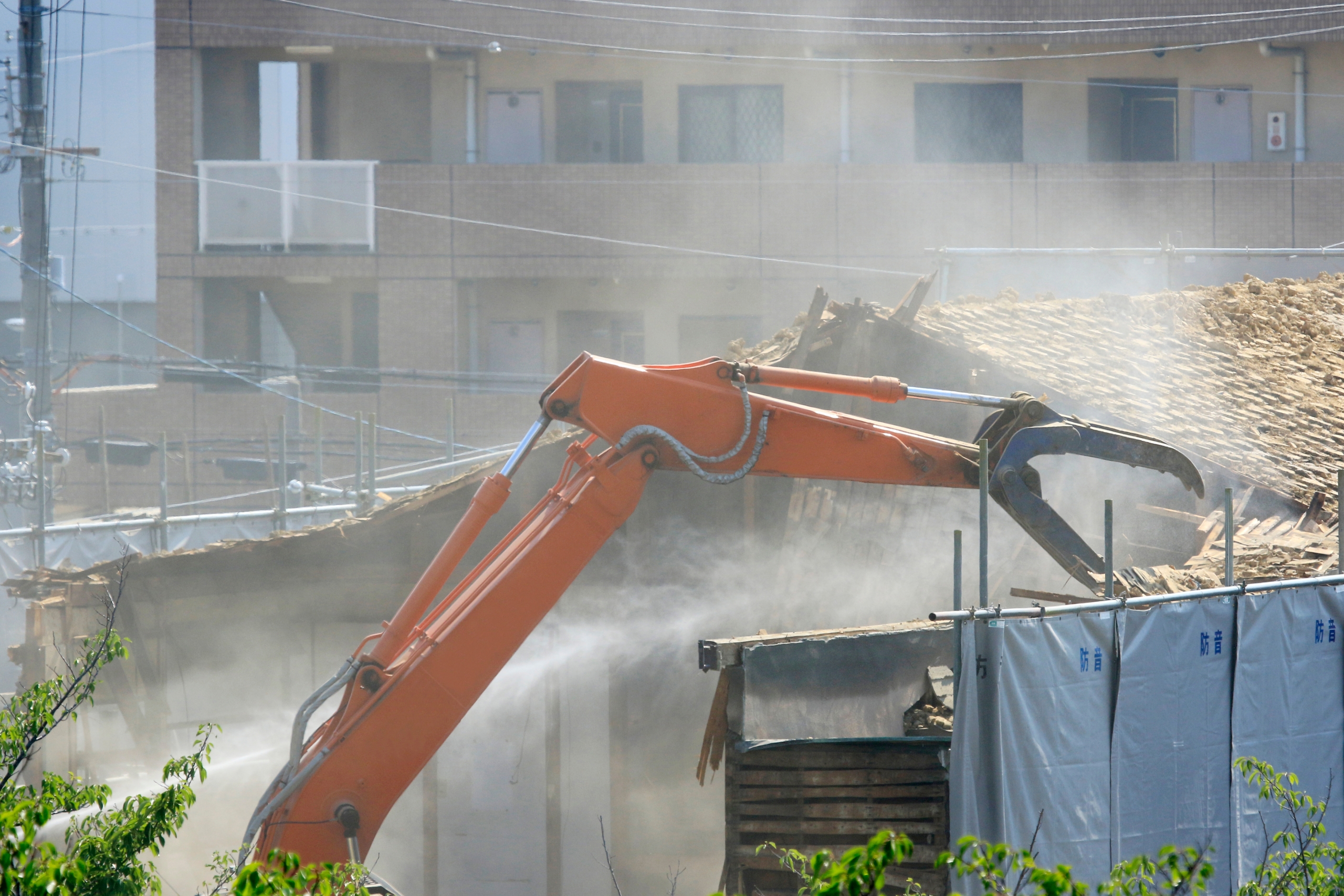 粉塵が舞う建物の解体現場
